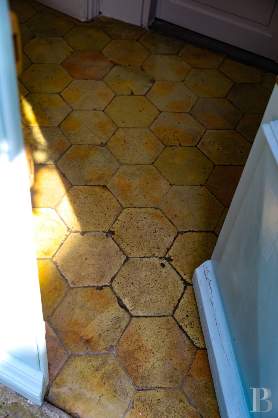 Dans le Perche, au nord-est de Bellême, une maison des 18e et 19e siècle au milieu de grands arbres  - photo  n°38